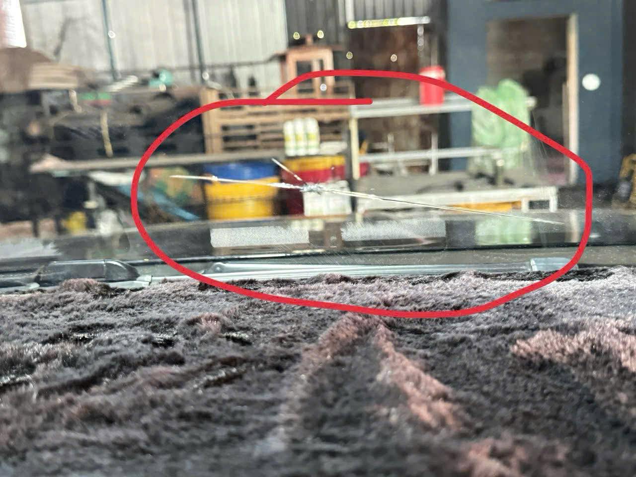 Vết nứt kính ô tô dạng chân chim có thể xử lý bằng phương pháp hàn kính